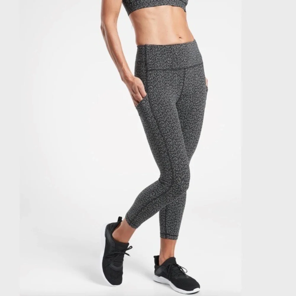 Athleta Ultimate Stash Pocket Textured 7/8 Tight - Picture 1 of 9